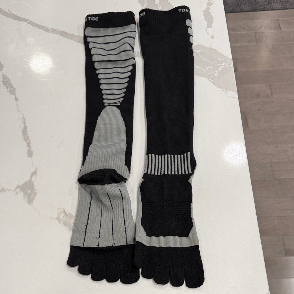 ToeToe Black and Gray Toe Socks